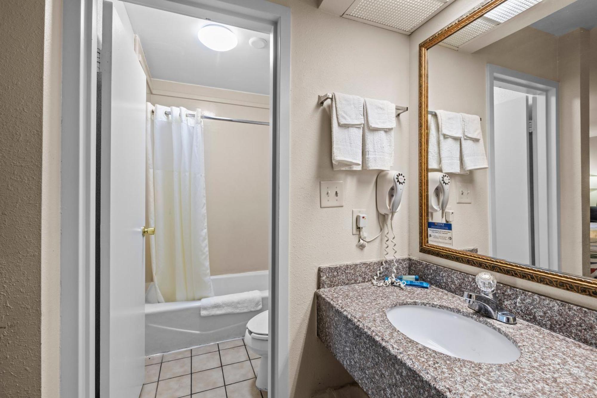 Garnet Inn & Suites, Morehead City Near Atlantic Beach Phòng bức ảnh